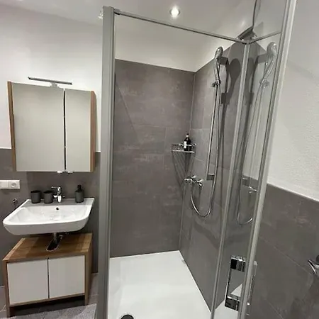 Appartement Kj Ferienwohnung Im Zentrum-balkon-pool-garage-wifi