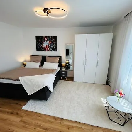 Kj Ferienwohnung Im Zentrum-balkon-pool-garage-wifi Appartement *