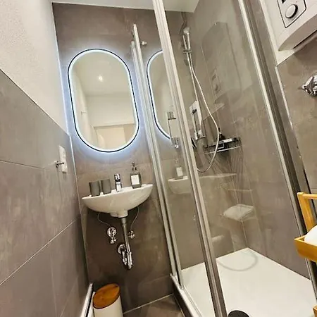 Kj Ferienwohnung Im Zentrum-balkon-pool-garage-wifi Appartamento Augusta