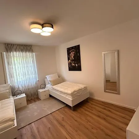 Kj Ferienwohnung Im Zentrum-balkon-pool-garage-wifi Appartamento