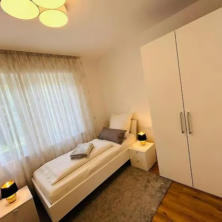 Kj Ferienwohnung Im Zentrum-balkon-pool-garage-wifi Appartamento