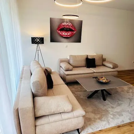 Kj Ferienwohnung Im Zentrum-balkon-pool-garage-wifi Daire *